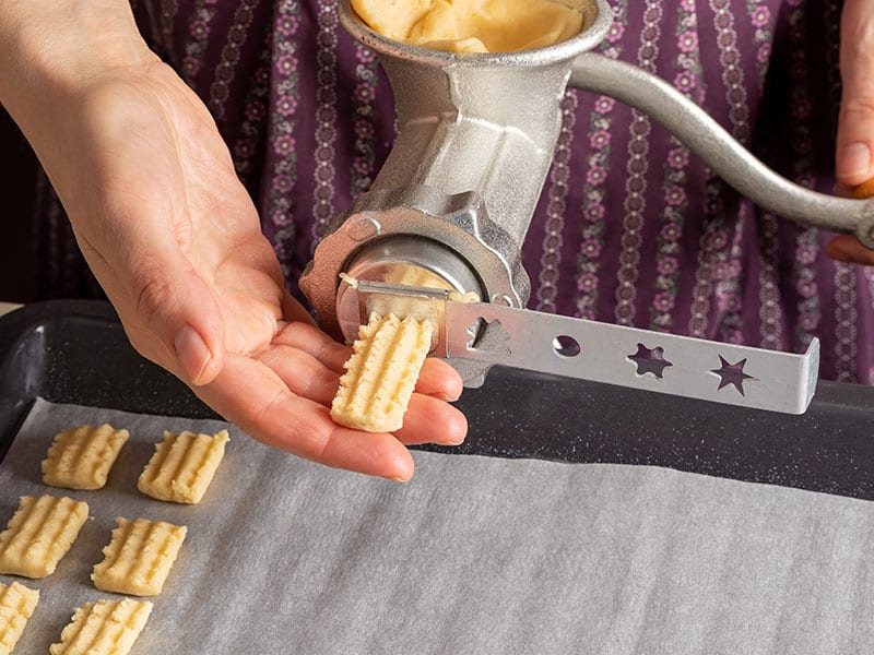 Top 15 Best Cookie Presses On The Market (2021 Reviews)